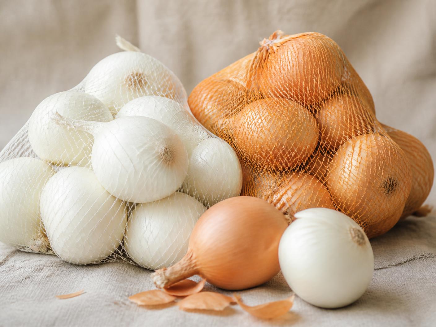 White and yellow onions in export mesh