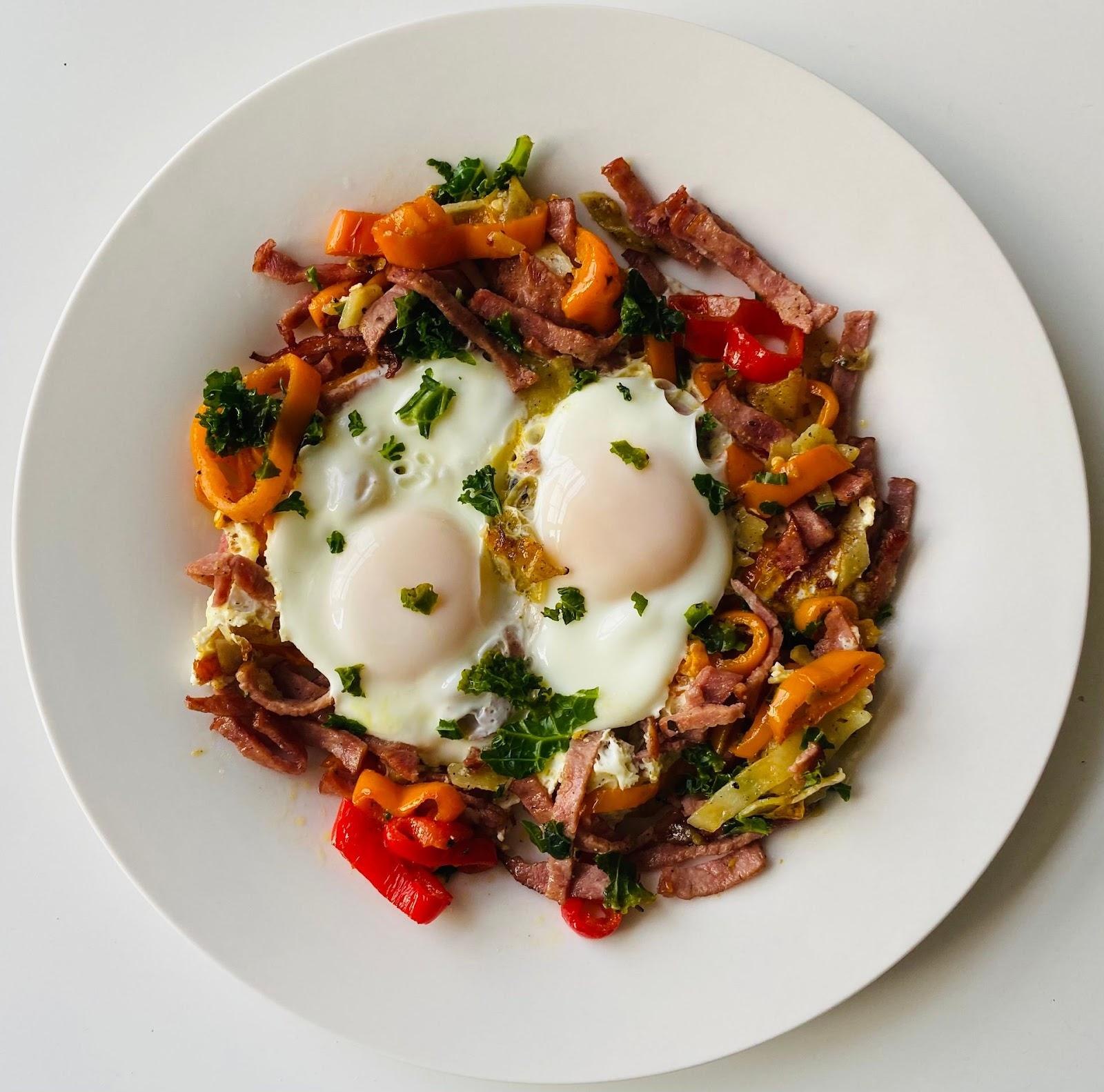 Poached eggs with green bell pepper